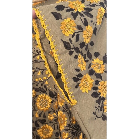 Embroidered Plus Size Top Floral Boxy Tan Yellow 9” Arm Hole 32” Pit To Pit - Picture 4 of 4